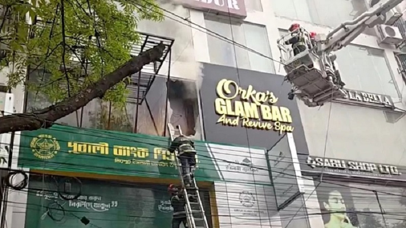 মিরপুরে বাণিজ্যিক ভবনে আগুন,ফায়ার সার্ভিসের ৫ ইউনিটের কাজ